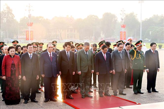 Đoàn lãnh đạo, nguyên lãnh đạo Đảng, Nhà nước tưởng niệm Chủ tịch Hồ Chí Minh. Ảnh: An Đăng/TTXVN