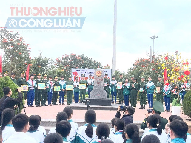 Các em Học sinh gửi lời yêu thương, tri ân đến các chiến sĩ bộ đội đang ngày đêm bảo vệ biên cương hải đảo qua những bức tranh, lá thư gửi đến cán bộ, chiến sĩ Đồn Biên phòng CKQT Lao Bảo.