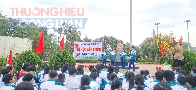 Tiểu phẩm “Hãy cảnh giác với tội phạm ma túy” do các em học sinh Trường Tiểu học và Trung học cơ sở Tân Thành chuẩn bị và dàn dựng.