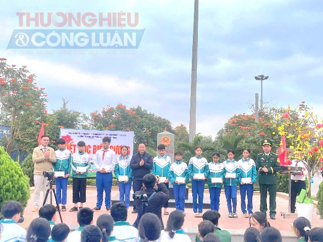 Tặng quà cho 20 em học sinh có hoàn cản khó khăn.