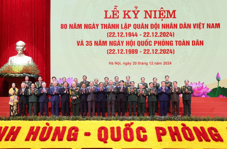 Tổng Bí thư cùng các đồng chí lãnh đạo Đảng, Nhà nước và Quân ủy Trung ương - Bộ Quốc phòng - Ảnh: VGP/Nhật Bắc