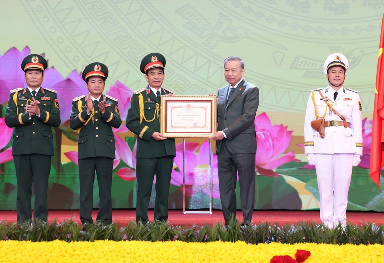 Thay mặt lãnh đạo Đảng, Nhà nước, Tổng Bí thư Tô Lâm trao Huân chương Hồ Chí Minh tặng Quân đội Nhân dân Việt Nam - Ảnh: VGP/Nhật Bắc.