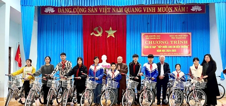 Các em học sinh xã Vĩnh Hòa (Vĩnh Lộc) nhận xe đạp do Ban Trị sự Giáo hội Phật giáo tỉnh trao tặng.