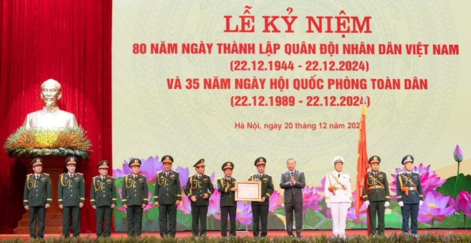 Tổng Bí thư Tô Lâm - Bí thư Quân ủy Trung ương - trao Huân chương Hồ Chí Minh tặng Quân đội nhân dân Việt Nam. Ảnh: Hải Nguyễn