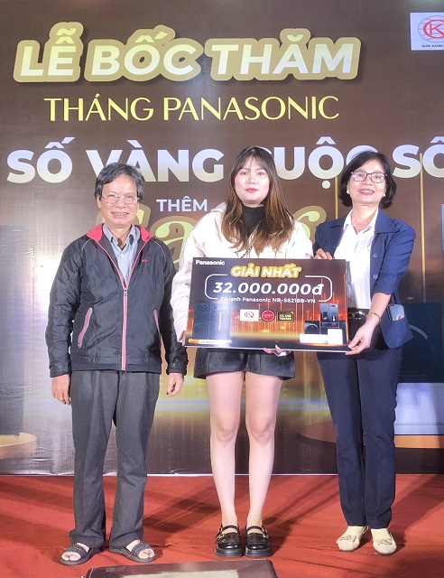 Đại diện Thương Hiệu và Công Luận (bìa trái) và Hội Khuyến học phường Trần Phú, TP Quy Nhơn (bìa phải) trao giải Nhất cho khách hàng. Ảnh: Minh Diên.