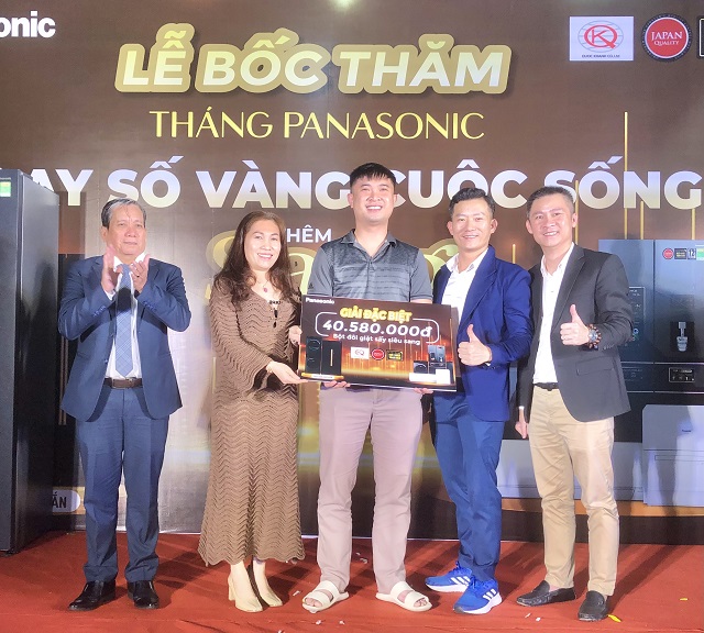 Lãnh đạo Công ty TNHH Quốc Khánh (2 người bìa trái) và đại diện Công ty Panasonic (2 người bìa phải) trao giải Đặc biệt thứ II cho khách hàng. Ảnh: VH