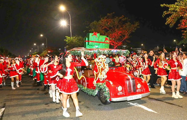 Hơn 600 vũ công chuyên nghiệp và bán chuyên nghiệp trong trang phục ông già Noel.