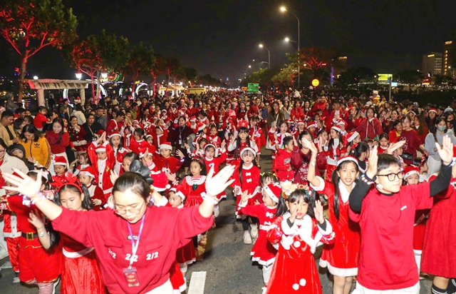 , “Lễ hội năm nay diễn ra trong 20 ngày với chuỗi các hoạt động văn hóa, nghệ thuật, du lịch và giải trí phong phú tại hai bên bờ sông Hàn, khu vực cầu Rồng