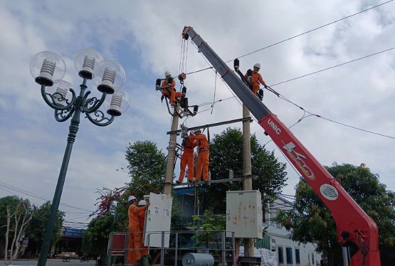 PC Hà Tĩnh tăng cường theo dõi sát sao, rà soát, kiểm tra các đường dây, trạm biến áp để kịp thời phát hiện, xử lý tồn tại, khiếm khuyết trên lưới điện.