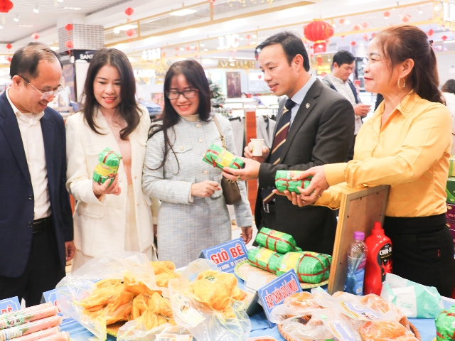 Các đại biểu tham quan gian hàng tại siêu thị Lotte Mart Vinh.