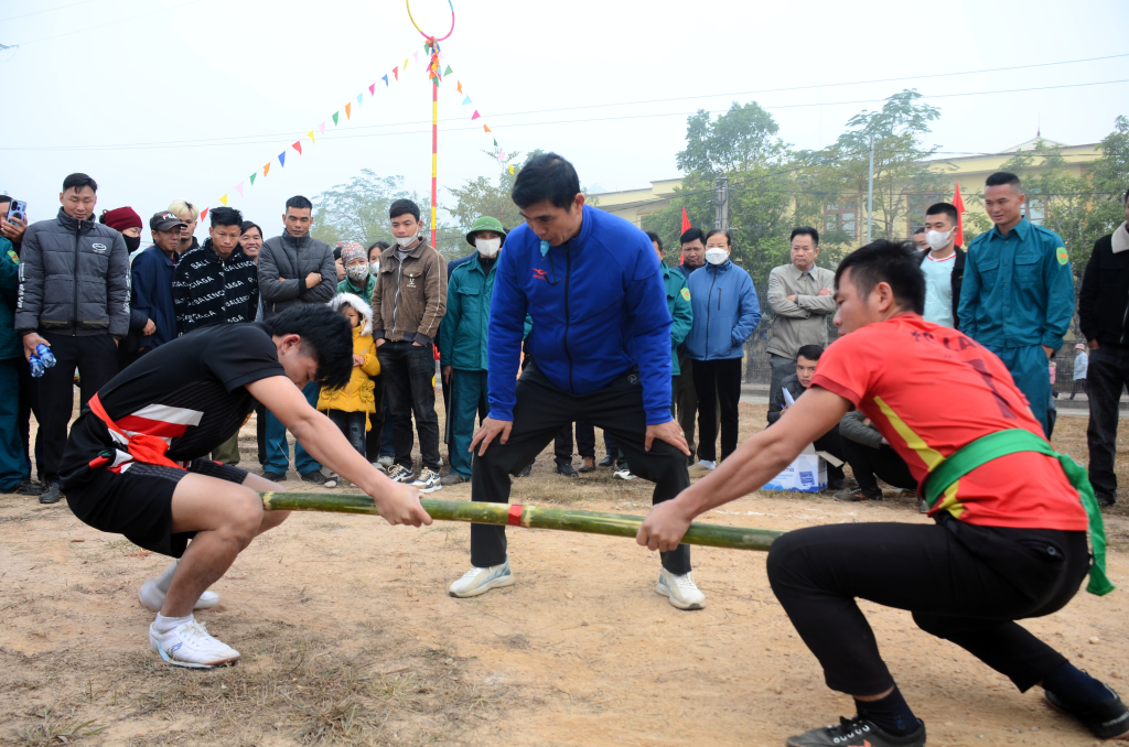 Các VĐV thi đấu môn đẩy gậy