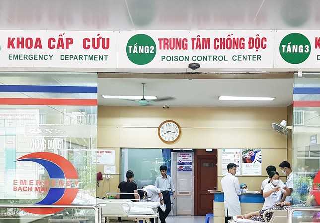 14 trường hợp nghi ngờ ngộ độc thực phẩm tại một nhà hàng ở quận Long Biên (Hà Nội) chuyển vào Trung tâm Chống độc đêm 19 và ngày 20/12. Ảnh: KT