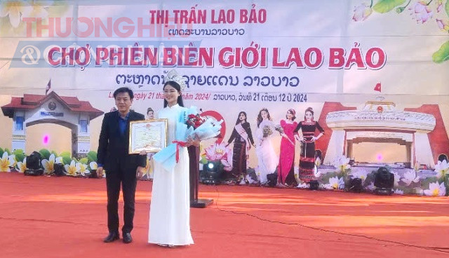 Đồng chí Hồ Văn Hoan- Phó giám đốc Sở VHTT&DL tỉnh Quảng Trị tặng bằng khen của UBND tỉnh cho hoa hậu Nguyễn Ngọc Thảo Nguyên