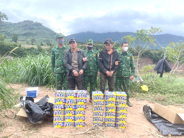 Biên phòng Quảng Trị bắt giữ vụ vận chuyển pháo trái phép