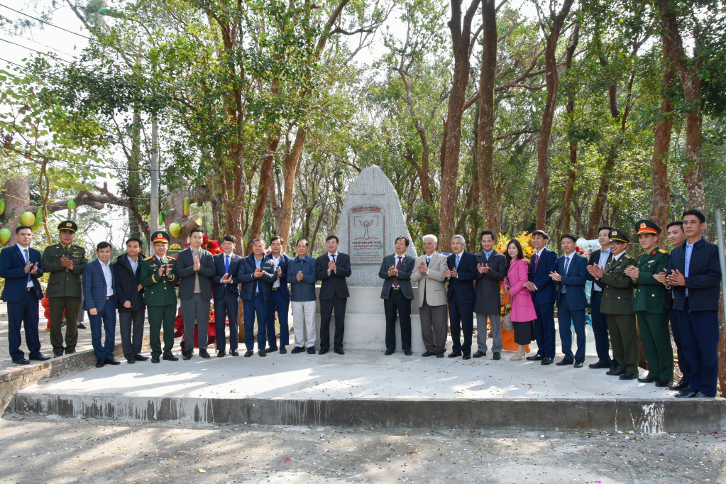 Các đại biểu và nhân dân xã Minh Châu (huyện Vân Đồn) tham gia khánh thành bia đá Cây di sản Việt Nam.