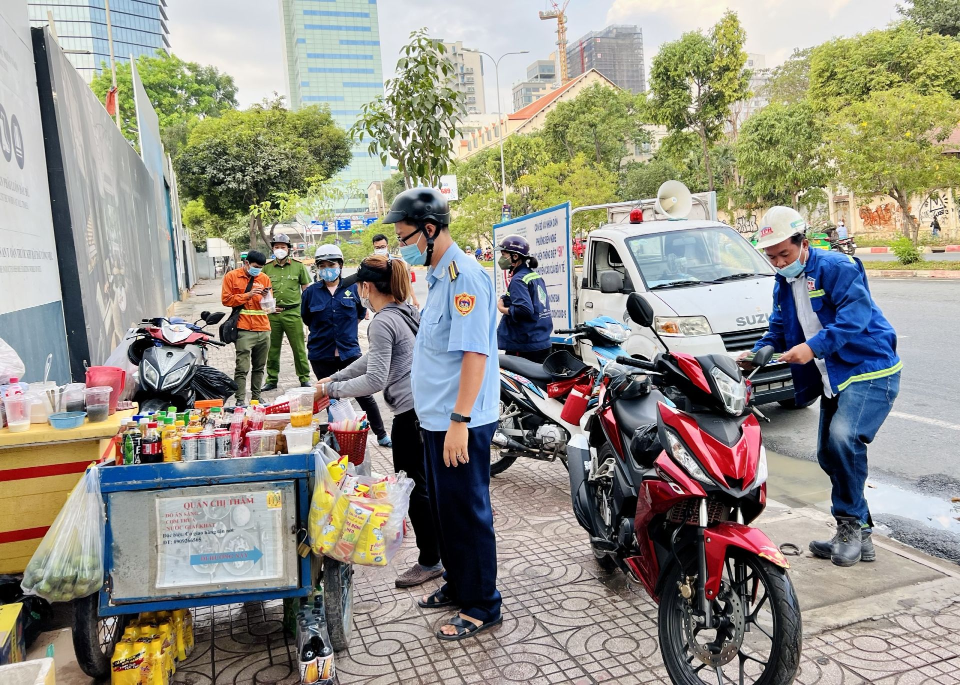 Lực lượng chức năng xử lý người bán hàng rong lấn chiếm lòng, lề đường