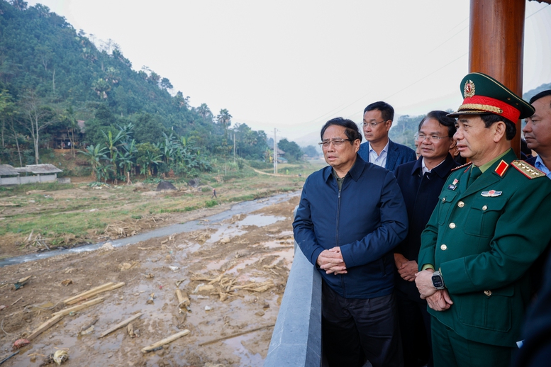 Thủ tướng Phạm Minh Chính thăm thôn Làng Nủ, nơi 67 người dân bị thiệt mạng do trận lũ - Ảnh: VGP/Nhật Bắc