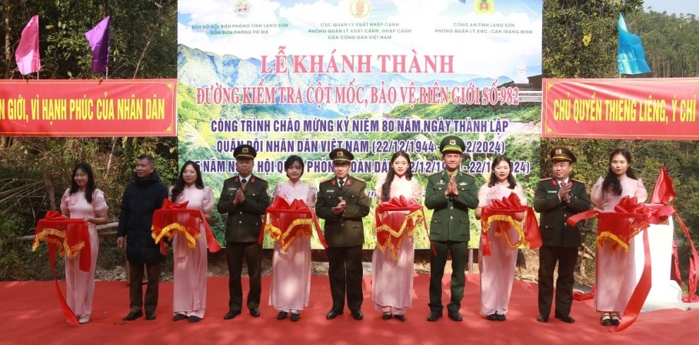 Các đại biểu cắt băng khánh thành công trình