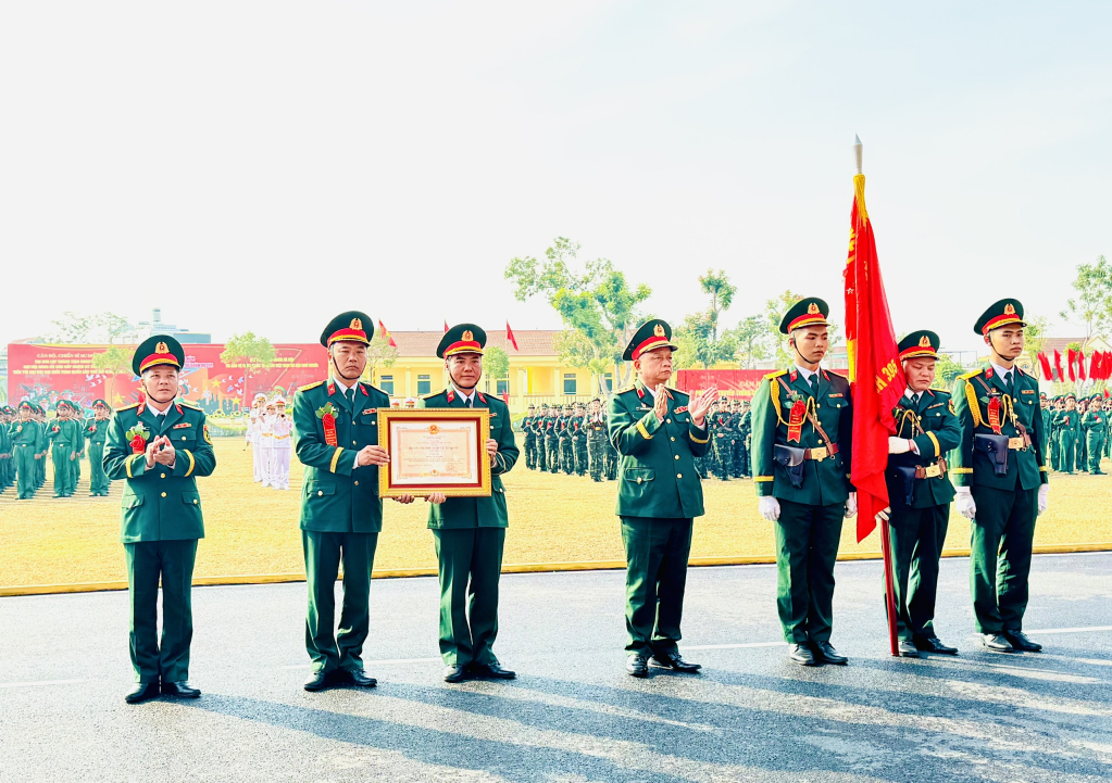 Trung tướng Nguyễn Quang Ngọc, Ủy viên Trung ương Đảng, Ủy viên Quân ủy Trung ương, Tư lệnh Quân khu 3 (đứng giữa) chúc mừng và trao Huân chương Bảo vệ Tổ quốc hạng Nhất cho Sư đoàn 395.