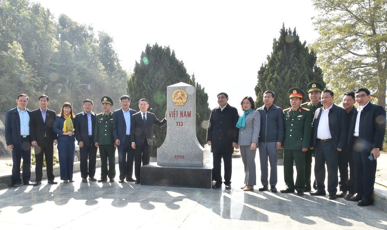 Phó Thủ tướng Hồ Đức Phớc cùng các đồng chí lãnh đạo tỉnh Điện Biên khảo sát, kiểm tra cột mốc biên giới. Ảnh VGP/Trần Mạnh