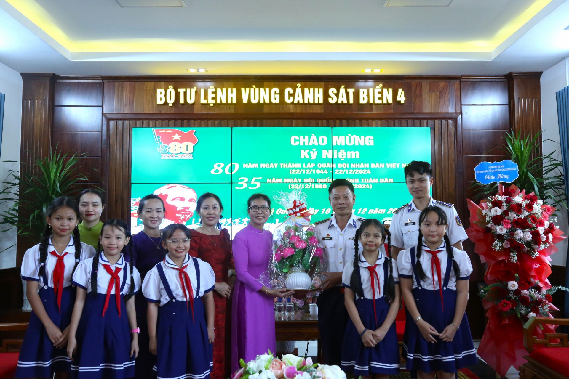 Đại diện Giáo viên, học sinh Trường Tiểu học An Thới 2 thăm, chúc mừng BTL Vùng Cảnh sát biển 4