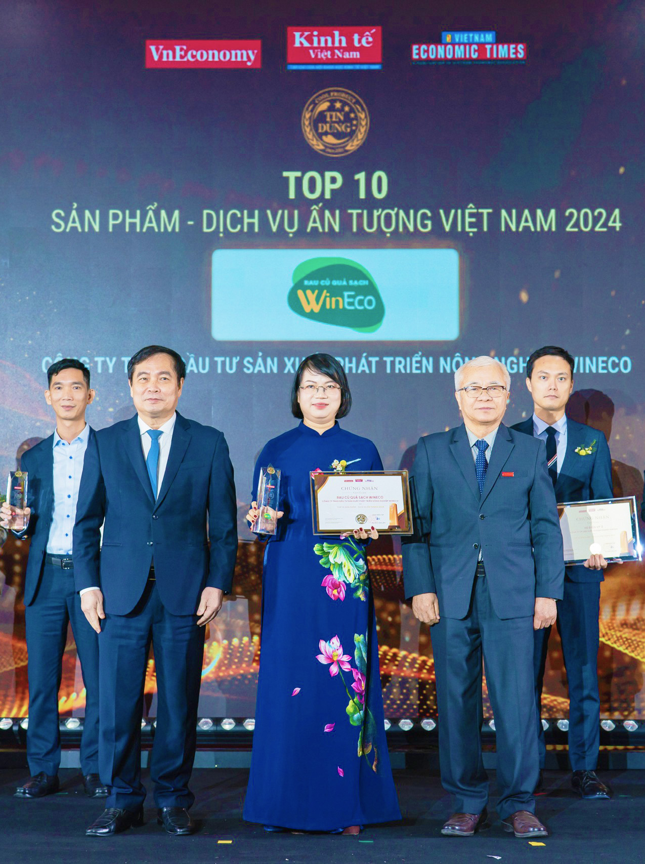 Đại diện WinEco nhận giải thưởng Top 10 Sản phẩm, Dịch vụ ấn tượng năm 2024