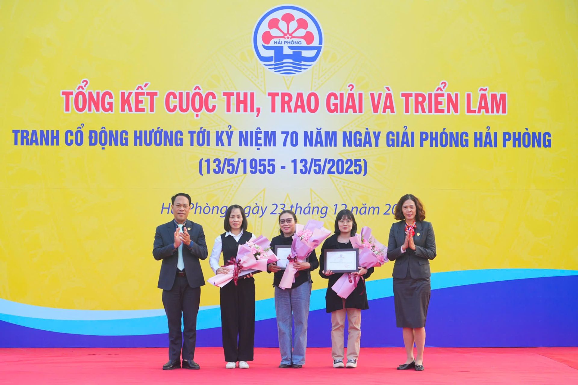 Các tác giả đạt giải Ba.