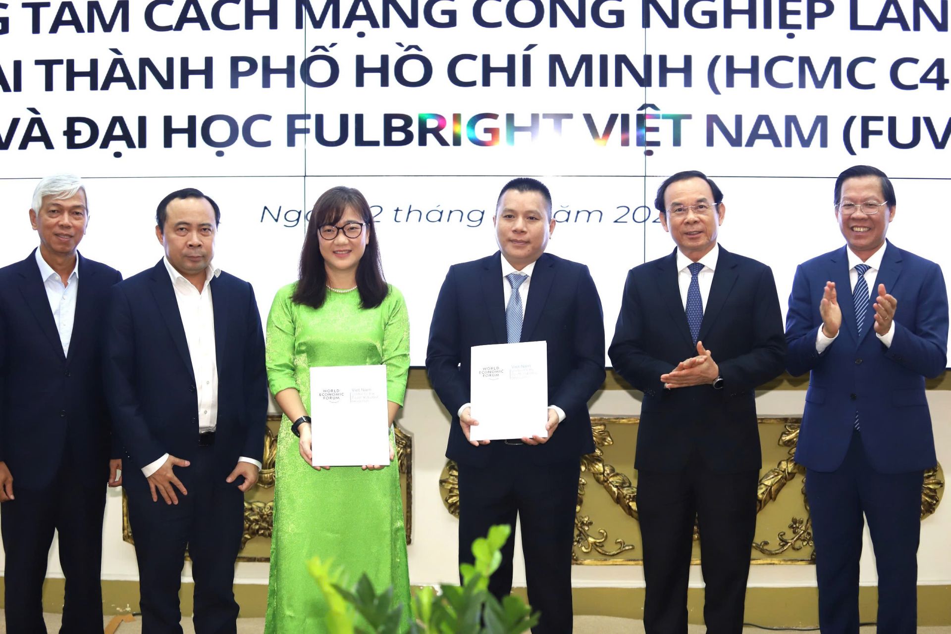 Lãnh đạo TP. Hồ Chí Minh chứng kiến lễ trao thỏa thuận hợp tác giữa đại diện HCMC C4IR và các đơn vị liên kết