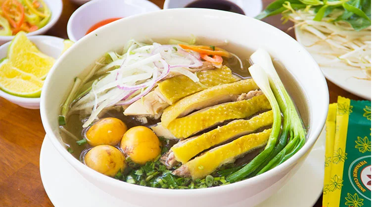 TasteAtlas khuyên du khách nên thử món phở khi đến Hà Nội.