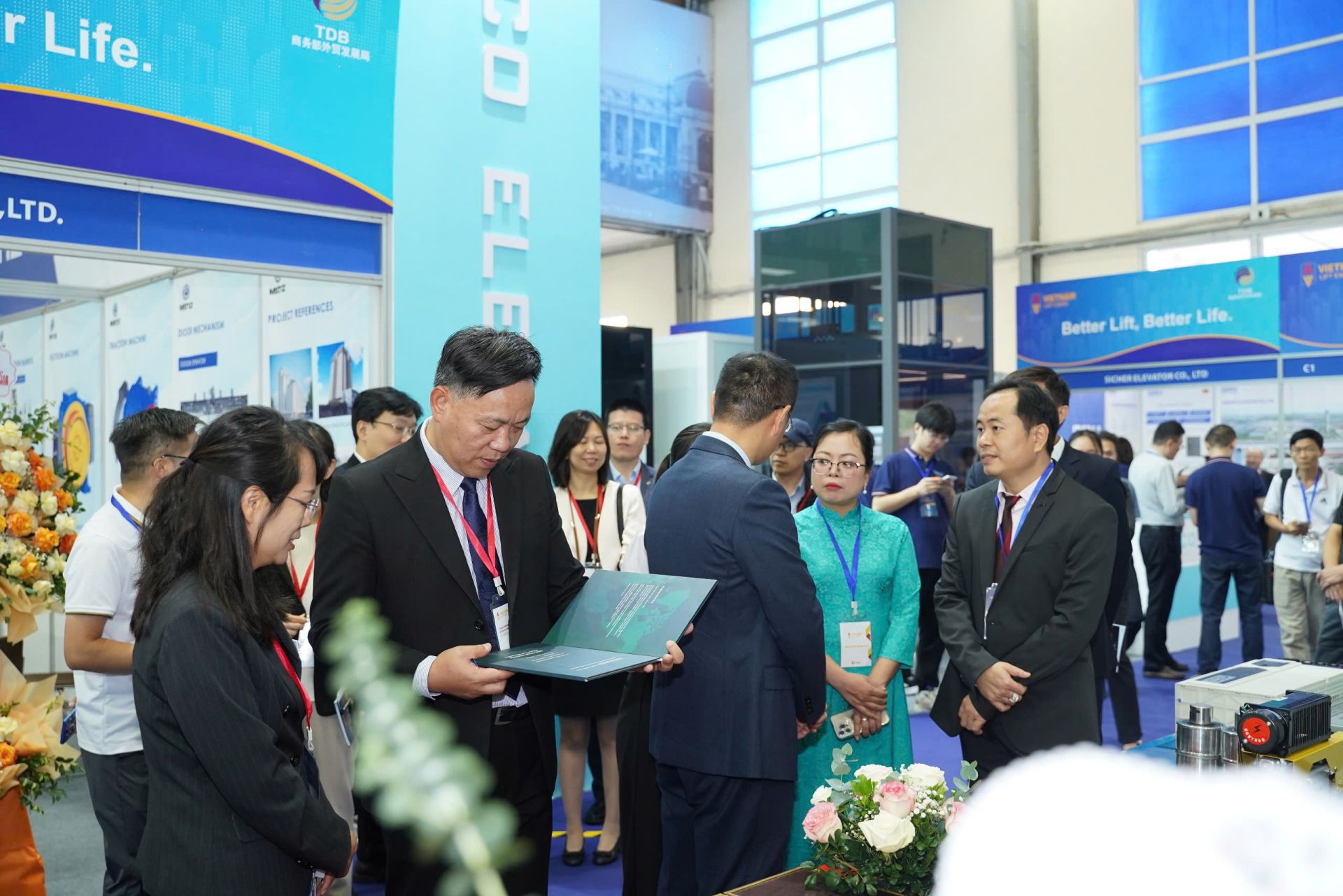 C&aacute;c vị đại biểu tham quan tại triển l&atilde;m