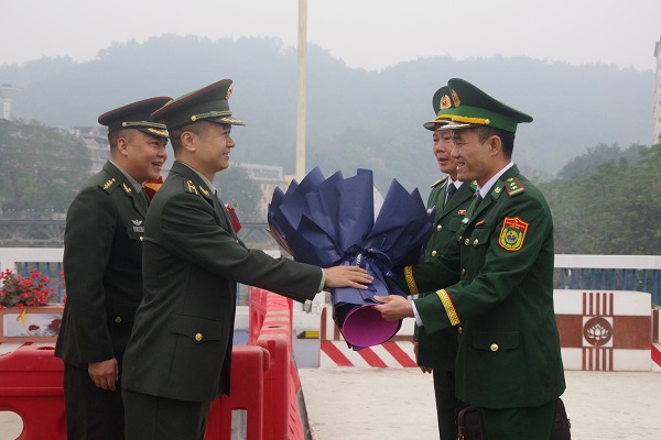 Trung tá Trương Hồng Phòng trường đoàn đại biểu Việt Nam đón Thiếu tá Trương Lý Hâm trưởng đoàn đại biểu phía Trung Quốc sang tham dự buổi Hội,đàm tại vạch phân định đường biên giới