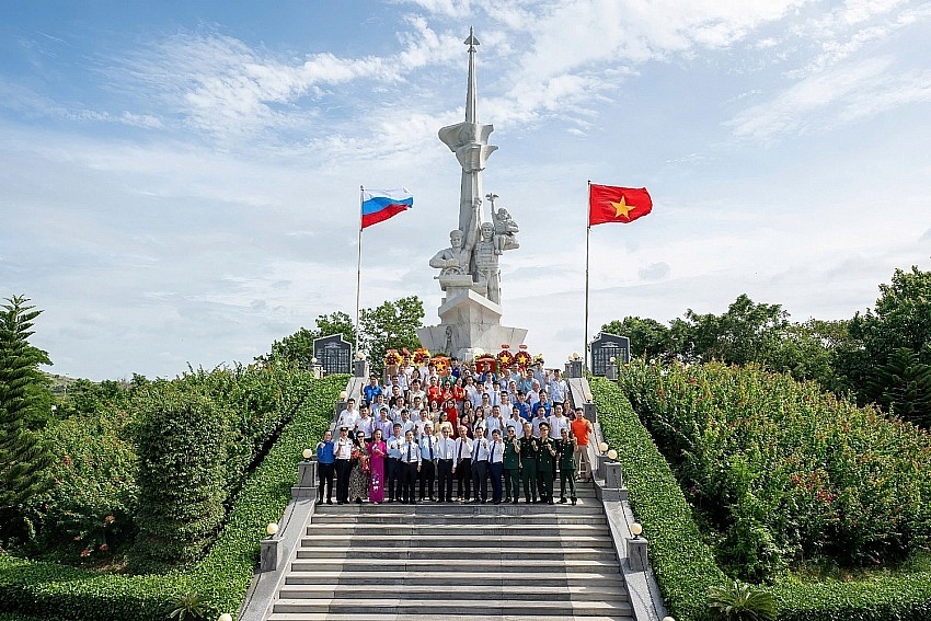 Tượng đài Cam Ranh không chỉ là biểu tượng của lòng biết ơn, mà còn là minh chứng cho tình hữu nghị giữa Việt Nam - Liên Xô/Liên bang Nga