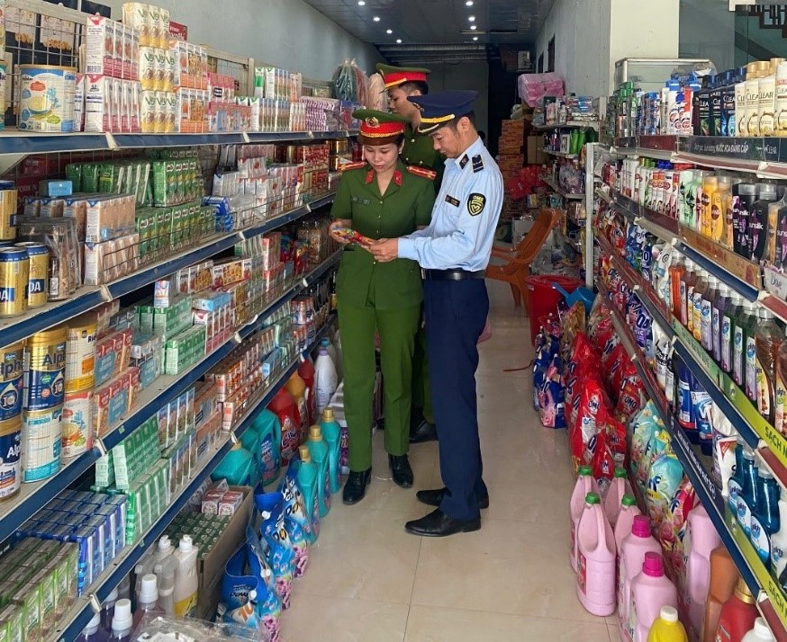 Đội Quản lý thị trường số 12 triển khai thực hiện Kế hoạch Cao điểm chống buôn lậu, gian lận thương mại và hàng giả dịp cuối năm 2024 Đội Quản lý thị trường số 12 triển khai thực hiện Kế hoạch Cao điểm chống buôn lậu, gian lận thương mại và hàng giả dịp cuối năm 2024