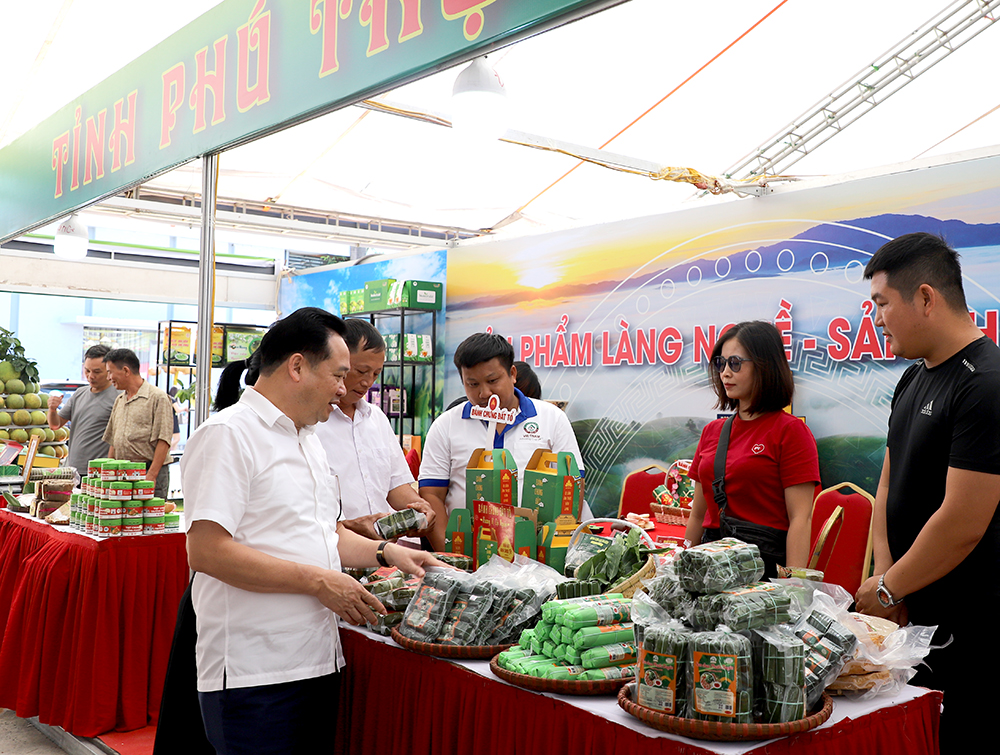 Sản phẩm OCOP, làng nghề của Phú Thọ tham gia các hội chợ thương mại, triển lãm góp phần quảng bá, giới thiệu và mở rộng thị trường tiêu thụ sản phẩm. (Ảnh: baophutho)