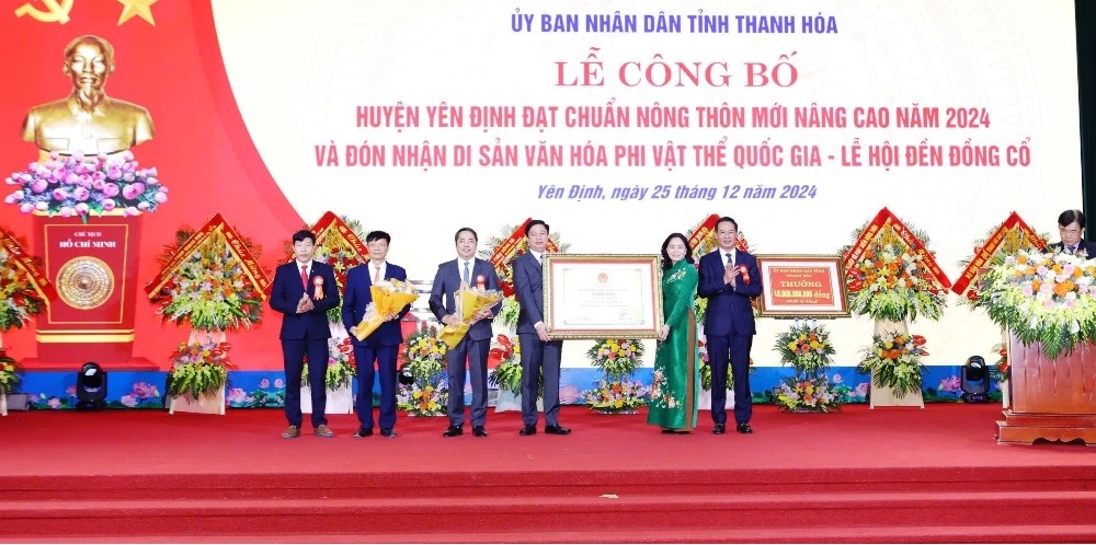 Bà Trịnh Thị Thuỷ, Thứ trưởng Bộ Văn hoá Thể thao và Du lịch trao Bằng công nhận Di sản văn hoá phi vật thể Lễ hội Đền Đồng Cổ cho lãnh đạo huyện Yên Định; đồng chí Trịnh Tuấn Sinh, Phó Bí thư Tỉnh ủy tặng hoa chúc mừng Đảng bộ, chính quyền và Nhân dân huyện Yên Định.