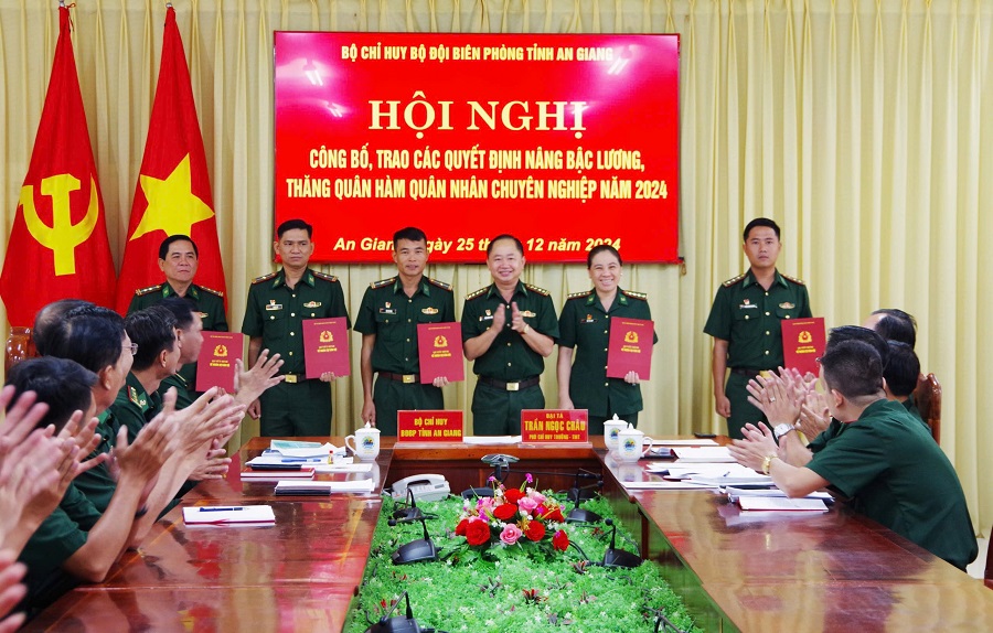 Đại tá Trần Ngọc Châu, Phó Chỉ huy trưởng - Tham mưu trưởng BĐBP tỉnh trao quyết định thăng quân hàm cho các đồng chí