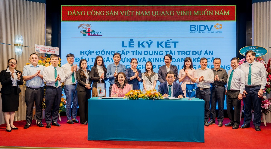 Ông Võ Minh Dũng - Giám đốc BIDV Long An và bà Ninh Thị Bích Thùy - Chủ tịch HĐTV Công ty Phúc Long, đại diện hai đơn vị ký kết hợp đồng tín dụng