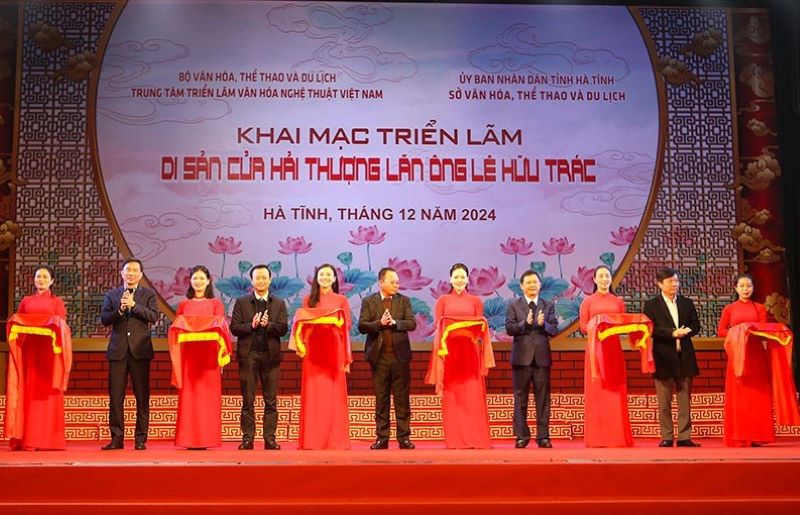 Các đồng chí lãnh đạo tỉnh Hà Tĩnh và Bộ Văn hóa, Thể thao và Du lịch cắt băng khai mạc triển lãm.