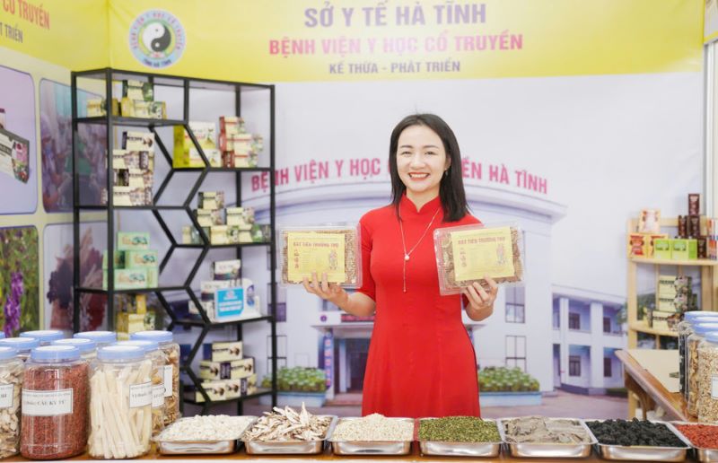 Gian trưng bày các phương thuốc y học cổ truyền của Bệnh viện Y học cổ truyền Hà Tĩnh tại triển lãm.