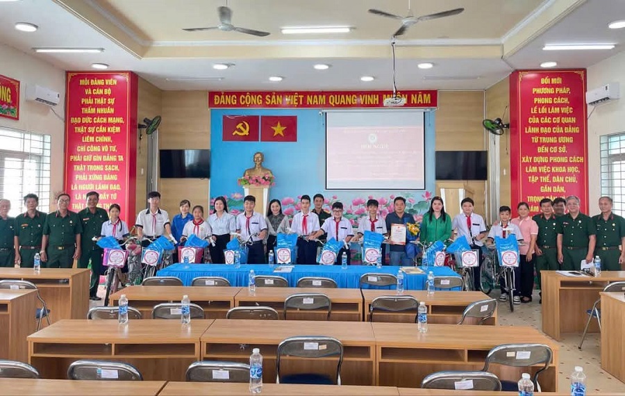 Đại diện Bút bi Thiên Lộc trao tặng đồ dùng học tập cho các cháu học sinh là con hội viên, cựu chiến binh, thương binh