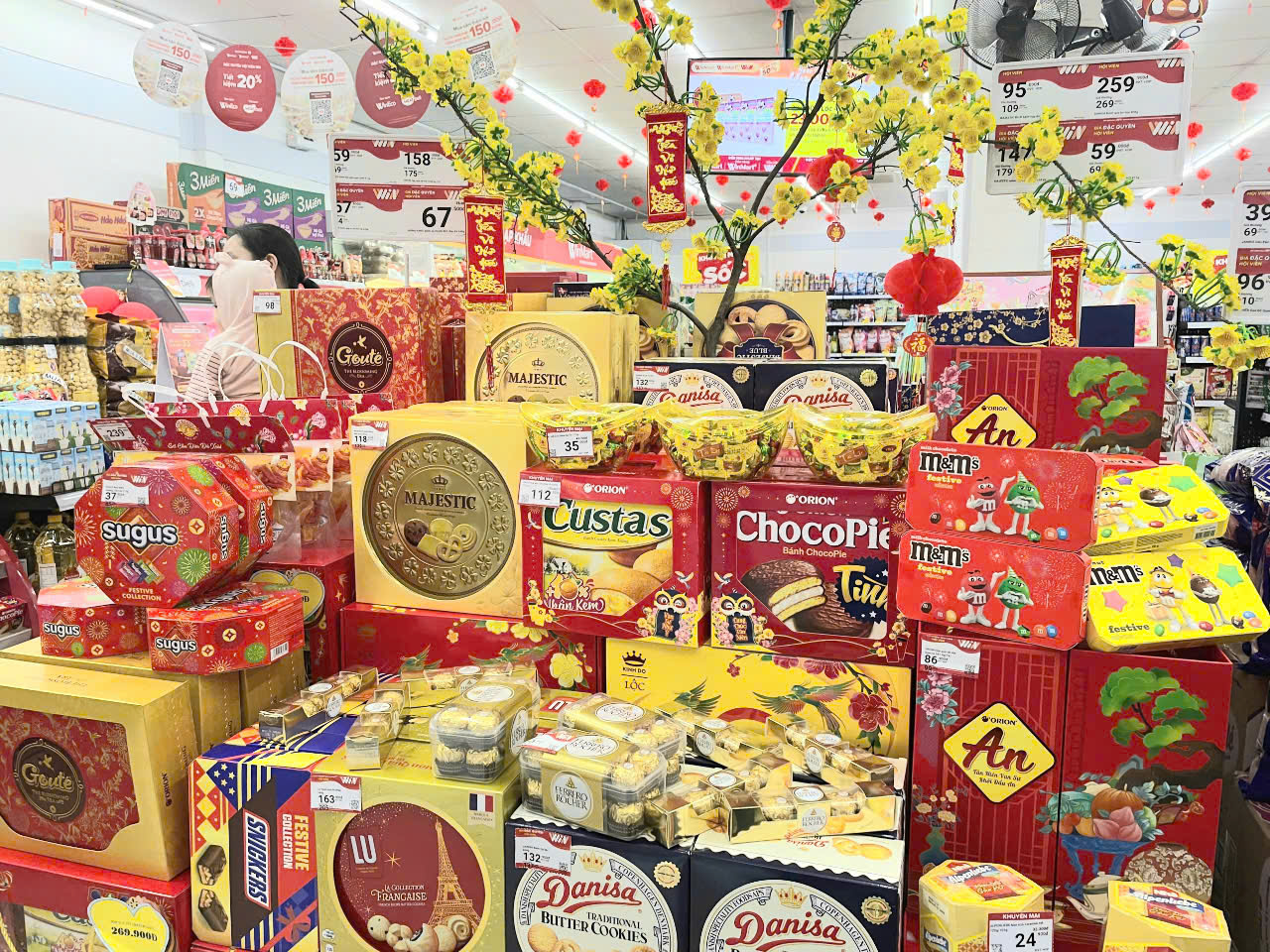 TP. HCM: Hàng hóa đa dạng sắc màu, ưu đãi đón Tết tại các siêu thị