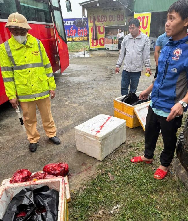 Lực lượng công an Hà Tĩnh phát hiện hơn 200kg lòng không rõ nguồn gốc trên xe khách.