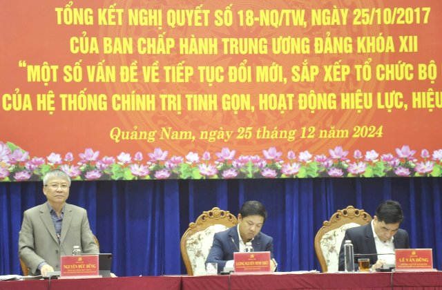 Phó Bí thư Thường trực Tỉnh ủy Nguyễn Đức Dũng điều hành hội nghị tham luận, thảo luận.