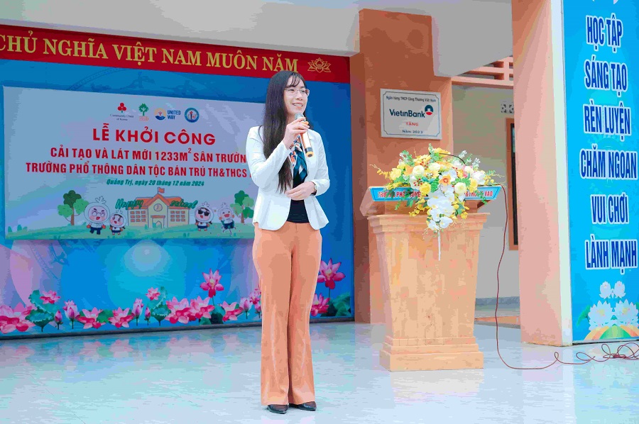 Bà Nguyễn Phương Linh phát biểu tại Lễ khởi công trường PTDTBT TH&THCS A Vao