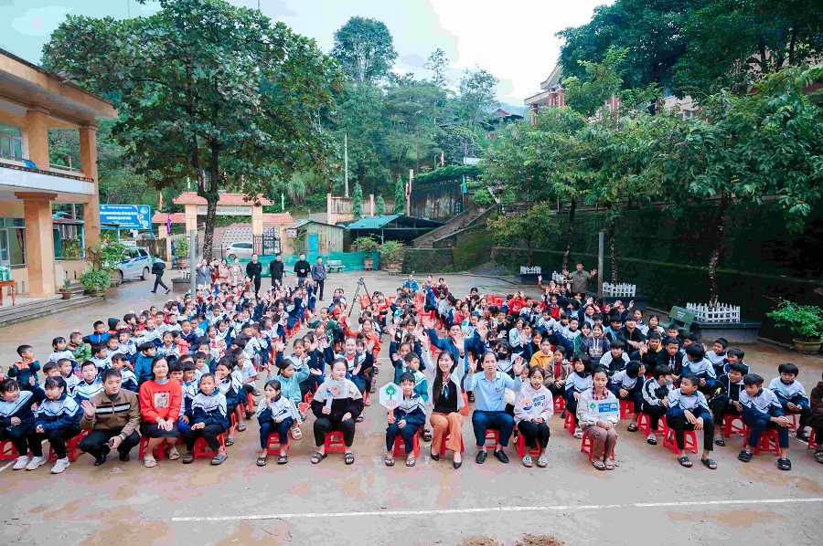 Đại diện nhà trường, nhà thầu, em học sinh và MSD United Way Việt Nam thực hiện nghi thức khởi công tại trường PTDTBT TH&THCS A Vao