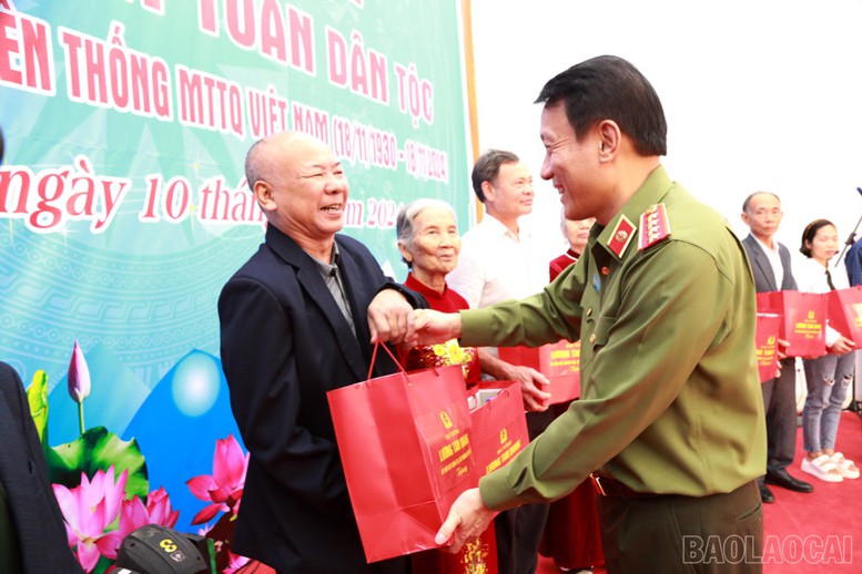 Đại tướng Lương Tam Quang tặng quà các hộ dân tiêu biểu trong Ngày hội Đại đoàn kết toàn dân tộc tại khu dân cư thôn Bản Phiệt, xã Bản Phiệt, huyện Bảo Thắng, tỉnh Lào Cai, ngày 10/11/2024 - Ảnh: báo Lào Cai