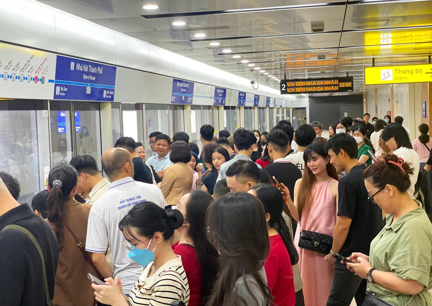 Khách chờ đi tàu Metro số 1 tại ga Nhà hát Thành phố tối 24/12. (Ảnh: Minh Quân)