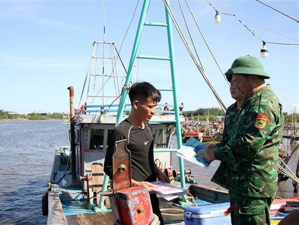 Bộ đội biên phòng tỉnh Nghệ An tuyên truyền phòng chống khai thác thuỷ sản bất hợp pháp, không theo quy định IUU cho ngư dân.