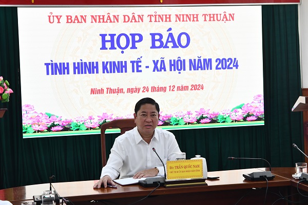 Ông Trần Quốc Nam- Phó Bí thư Tỉnh ủy, Chủ tịch UBND tỉnh chủ trì họp báo