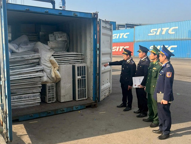 Lực lượng chức năng kiểm tra container